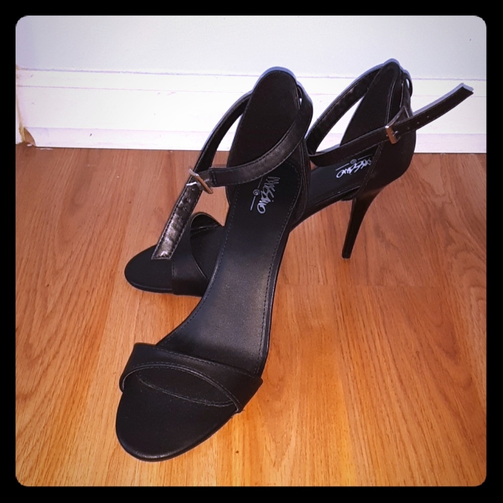 Cute black strappy sandal